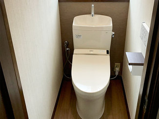 トイレリフォーム 深めの手洗器が使いやすい、落ち着いた雰囲気のトイレ
