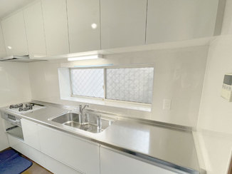 キッチンリフォーム 広々使える、真っ白で清潔感あるキッチン
