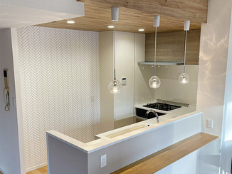 キッチンリフォーム 木目天井がおしゃれな開放感のあるキッチン
