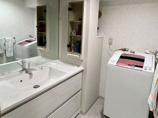 洗面リフォーム 収納も増え使いやすくなった、明るい洗面所