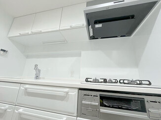 キッチンリフォーム 収納が充実した、ホワイトを基調とした明るくシンプルな住まい