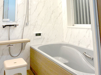 バスルームリフォーム ログハウスの雰囲気に合う、あたたかみのある木目調のバスルーム