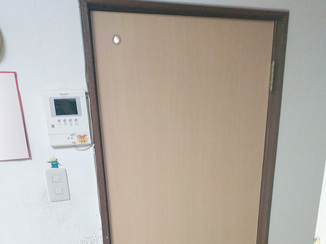 小工事 照明の点灯を外から確認できる明かり窓付き建具