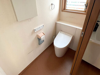 トイレリフォーム 収納力と清掃性がアップし、明るくすっきりとしたレストルーム